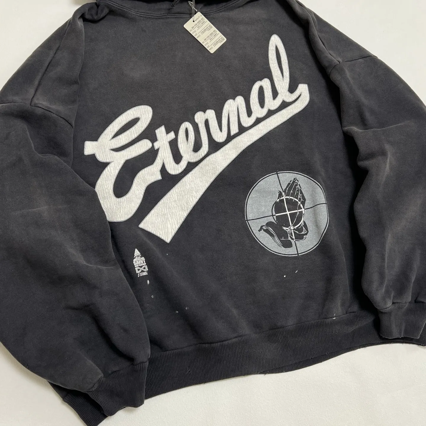 Details SAINT Mxxxxxx × FEAR OF GOD FG_HOODIE/SNT OF GOD/BLK FOG co-branded ETERNAL praying crosshair distressed hoodie. Washed black S-XL. This season's hot and super popular co-branded model. The original version is the same. Thin spring and summer fabrics. Comfortable upper body. BOXY version with short fat wide shoulder line. Fashion darling wears a high-end feel. Heavy washing and water fading process. Ma Liu is repositioned. Excessive wear and damage graffiti treatment. Correct version FOG joint main mark/wash mark/little angel mark